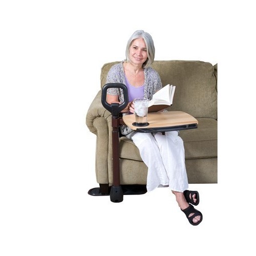 Liberty l'ausilio che aiuta ad alzarsi e sedersi, dotato di tavolino girevole, che si adatta alla tua poltrona e divano.